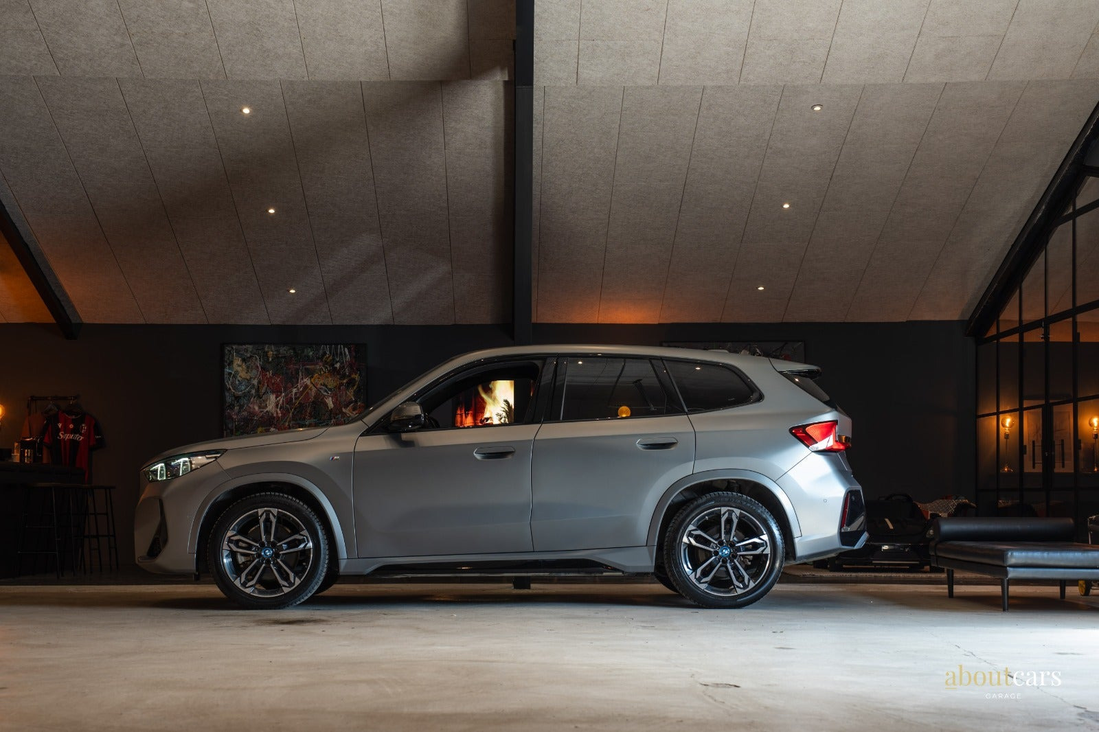 Grå BMW iX1 fra 2023