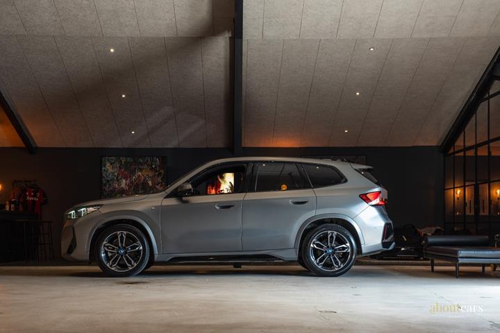 Grå BMW iX1 fra 2023