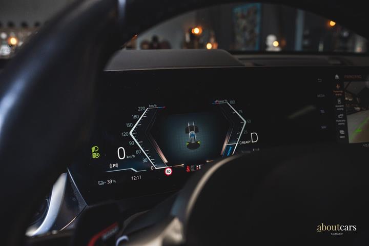Grå BMW iX1 fra 2023