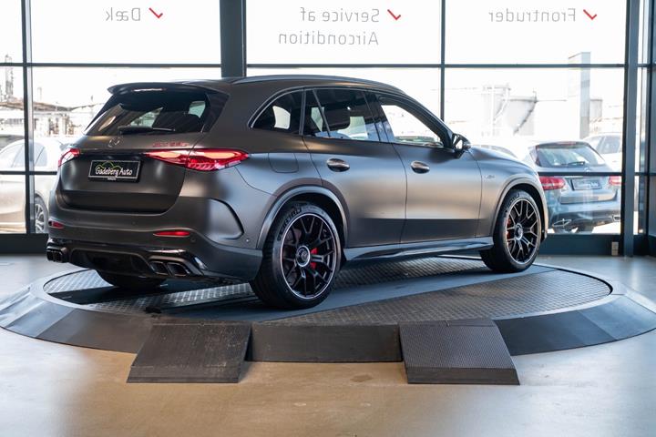 Grå Mercedes GLC63 fra 2024