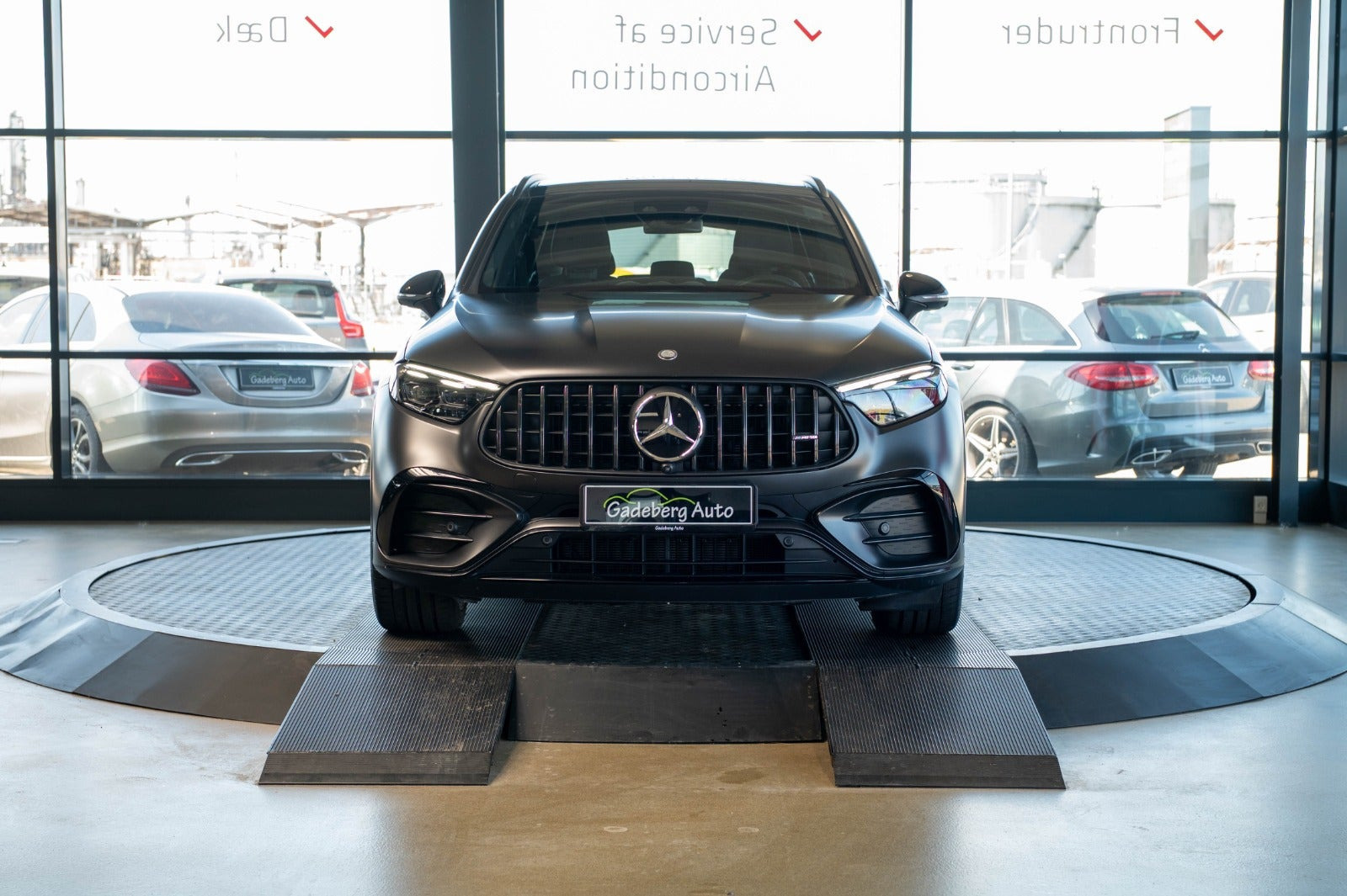 Grå Mercedes GLC63 fra 2024