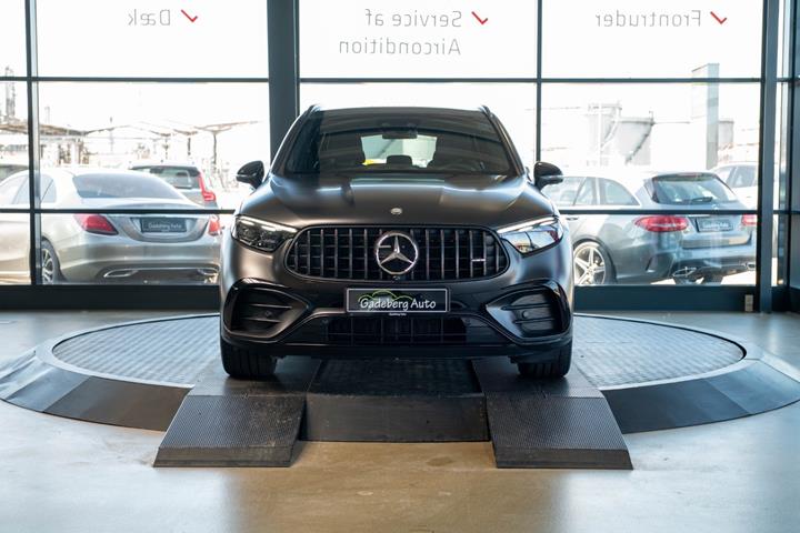 Grå Mercedes GLC63 fra 2024