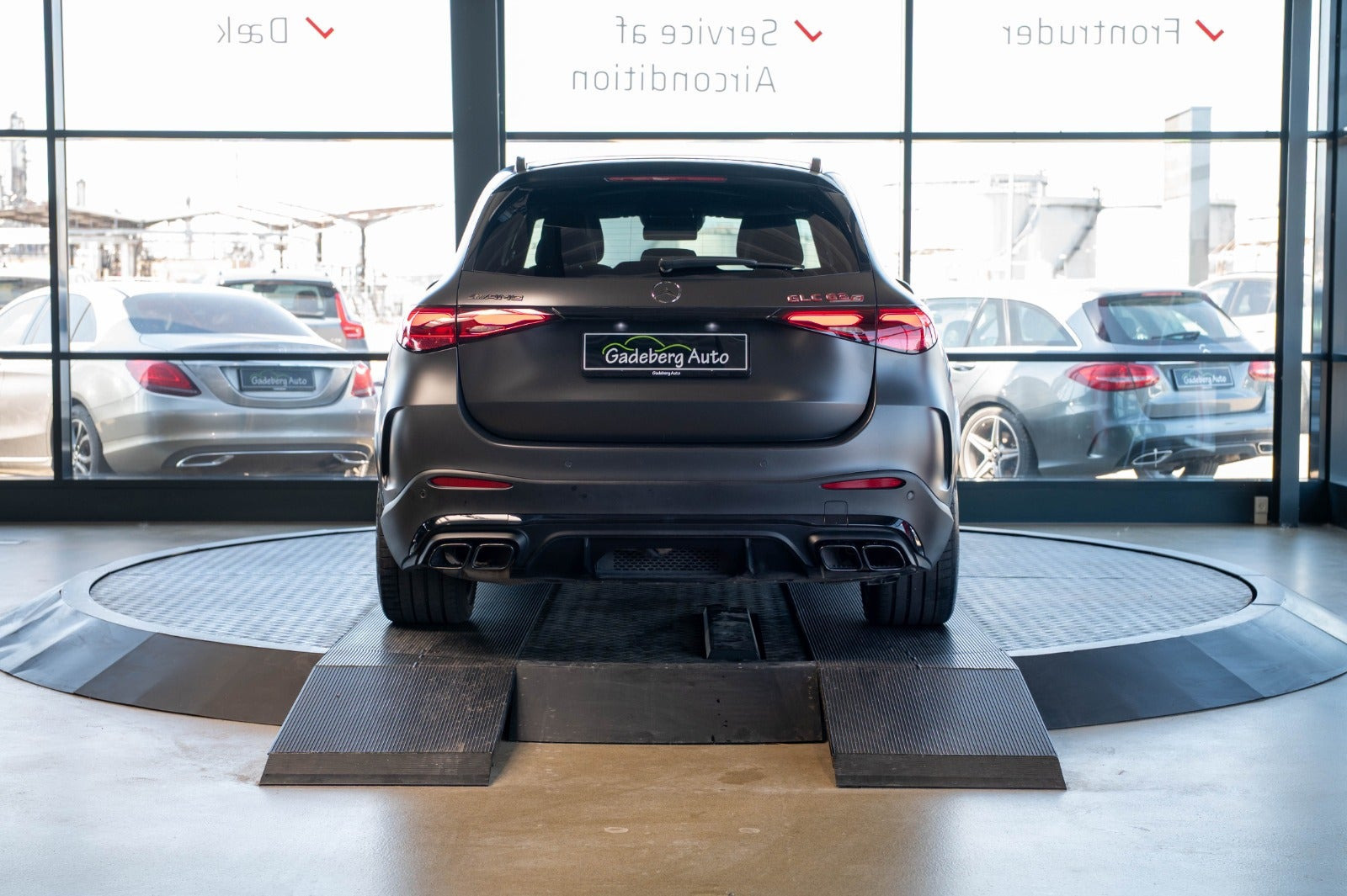 Grå Mercedes GLC63 fra 2024