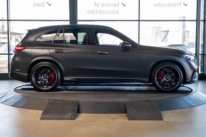 Grå Mercedes GLC63 fra 2024