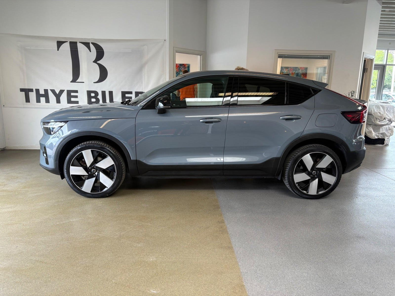 Grå Volvo C40 fra 2023