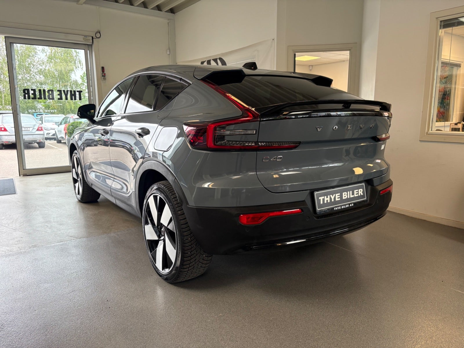 Grå Volvo C40 fra 2023