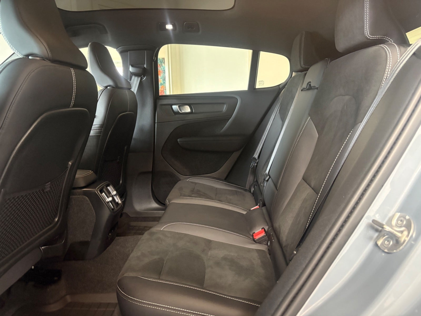 Grå Volvo C40 fra 2023