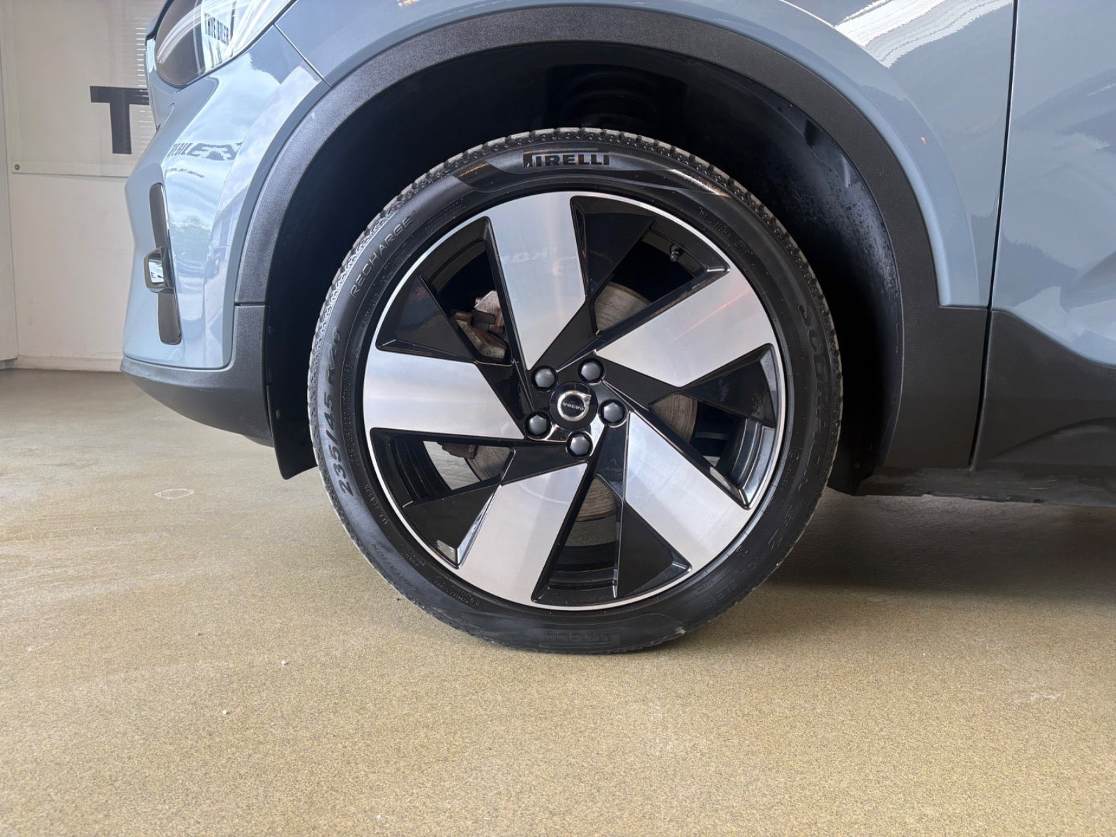Grå Volvo C40 fra 2023