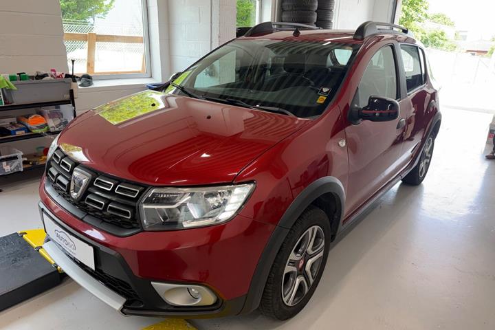 Rød Dacia Sandero Stepway fra 2018 set udefra