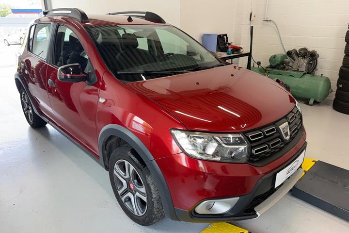 Rød Dacia Sandero Stepway fra 2018