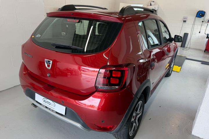Rød Dacia Sandero Stepway fra 2018