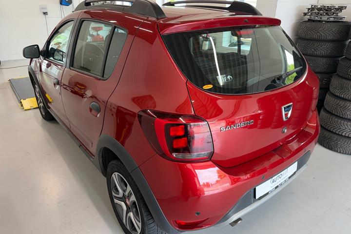 Rød Dacia Sandero Stepway fra 2018