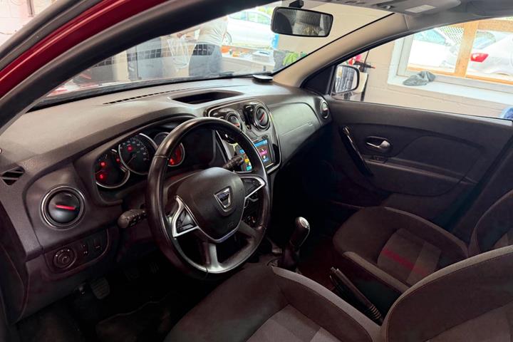 Rød Dacia Sandero Stepway fra 2018