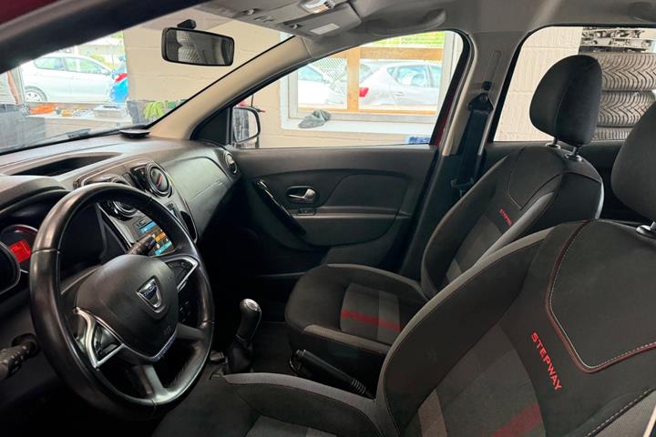Rød Dacia Sandero Stepway fra 2018
