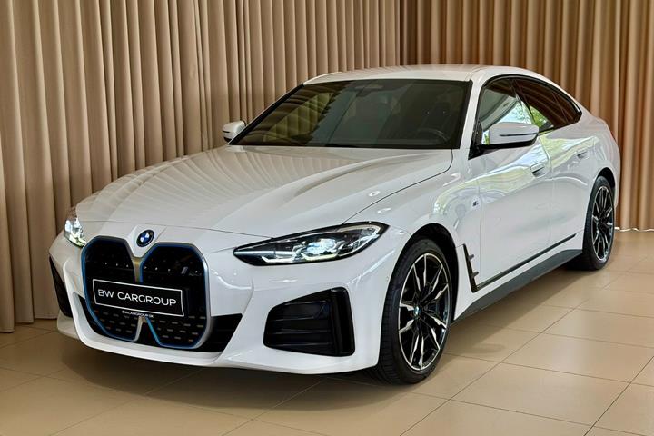 Hvid BMW i4 fra 2023 set udefra