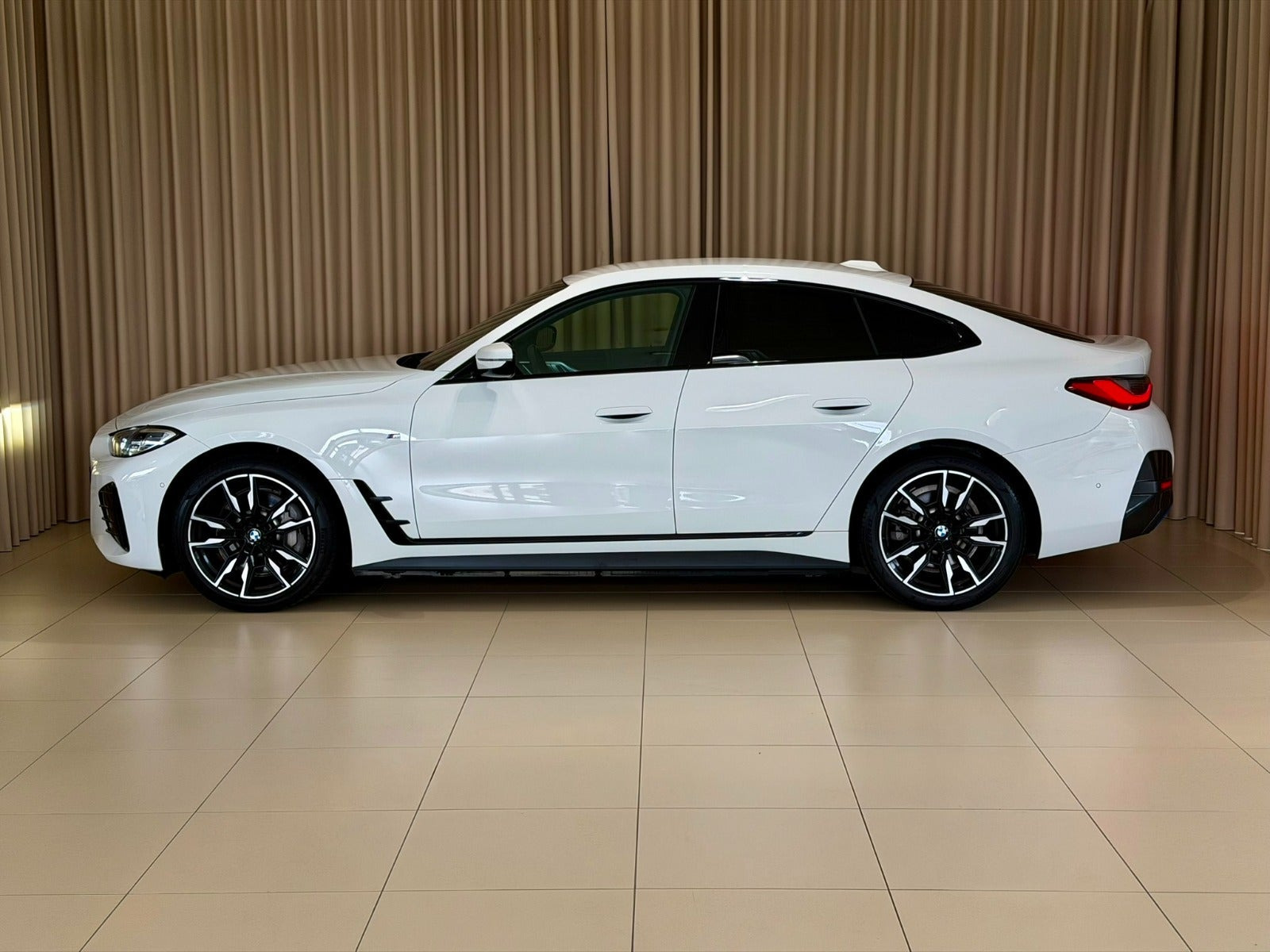 Hvid BMW i4 fra 2023