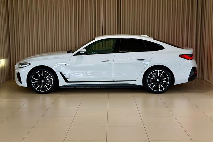 Hvid BMW i4 fra 2023