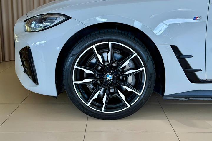 Hvid BMW i4 fra 2023
