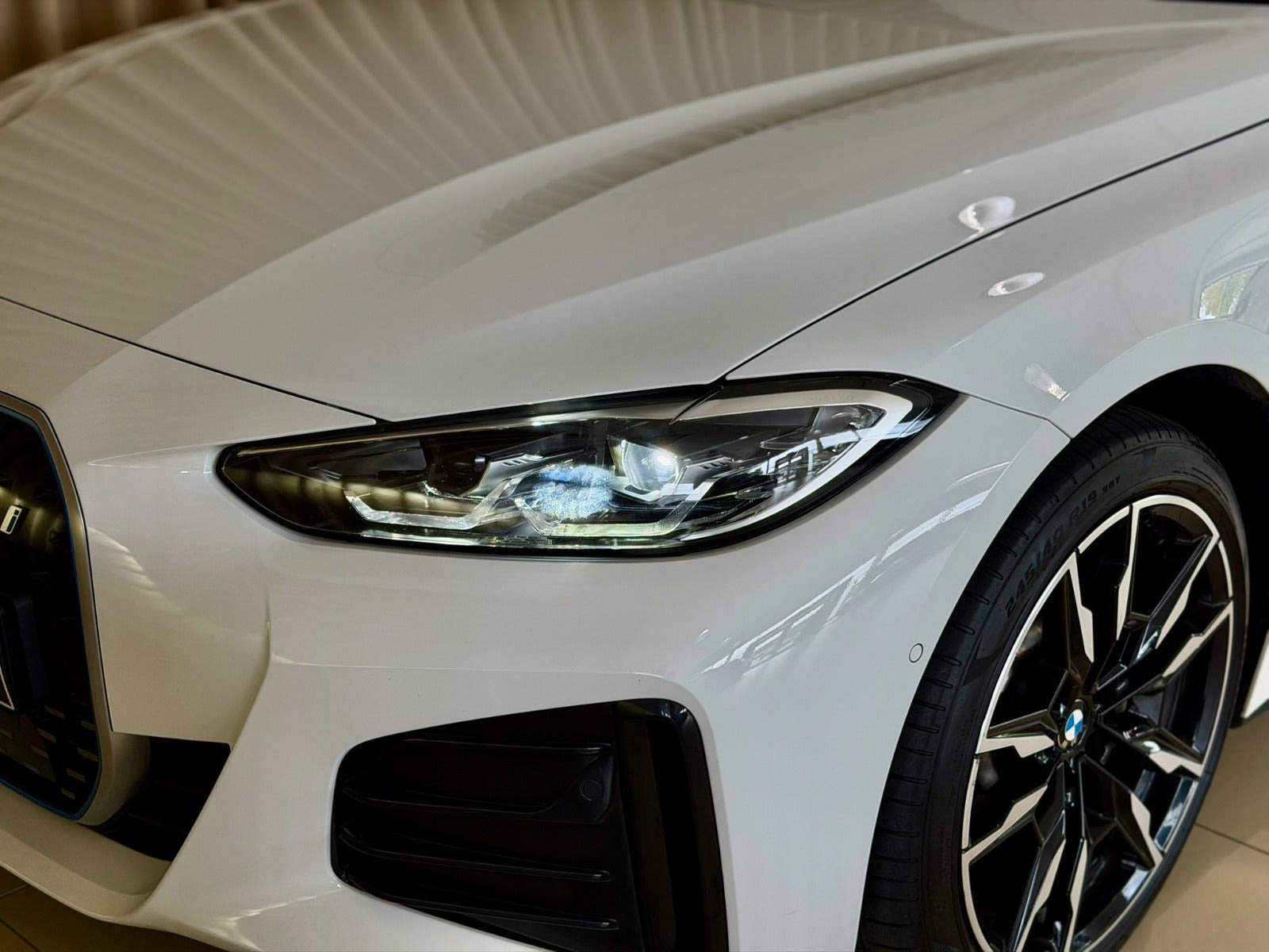 Hvid BMW i4 fra 2023