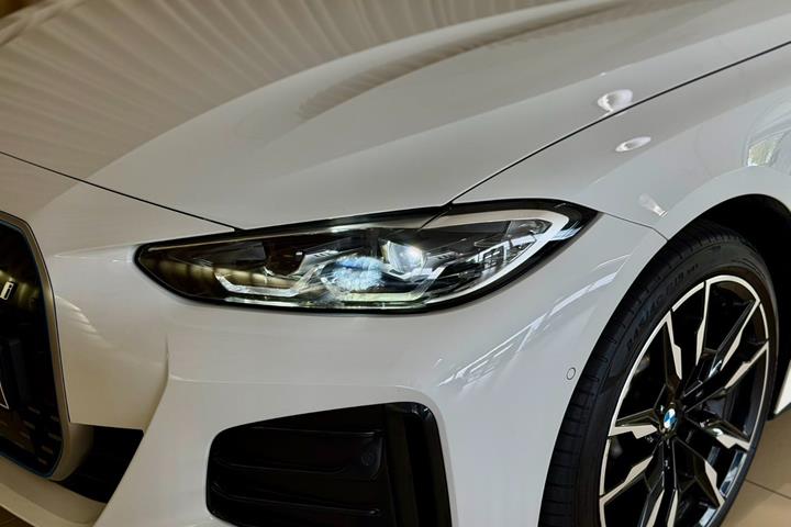 Hvid BMW i4 fra 2023