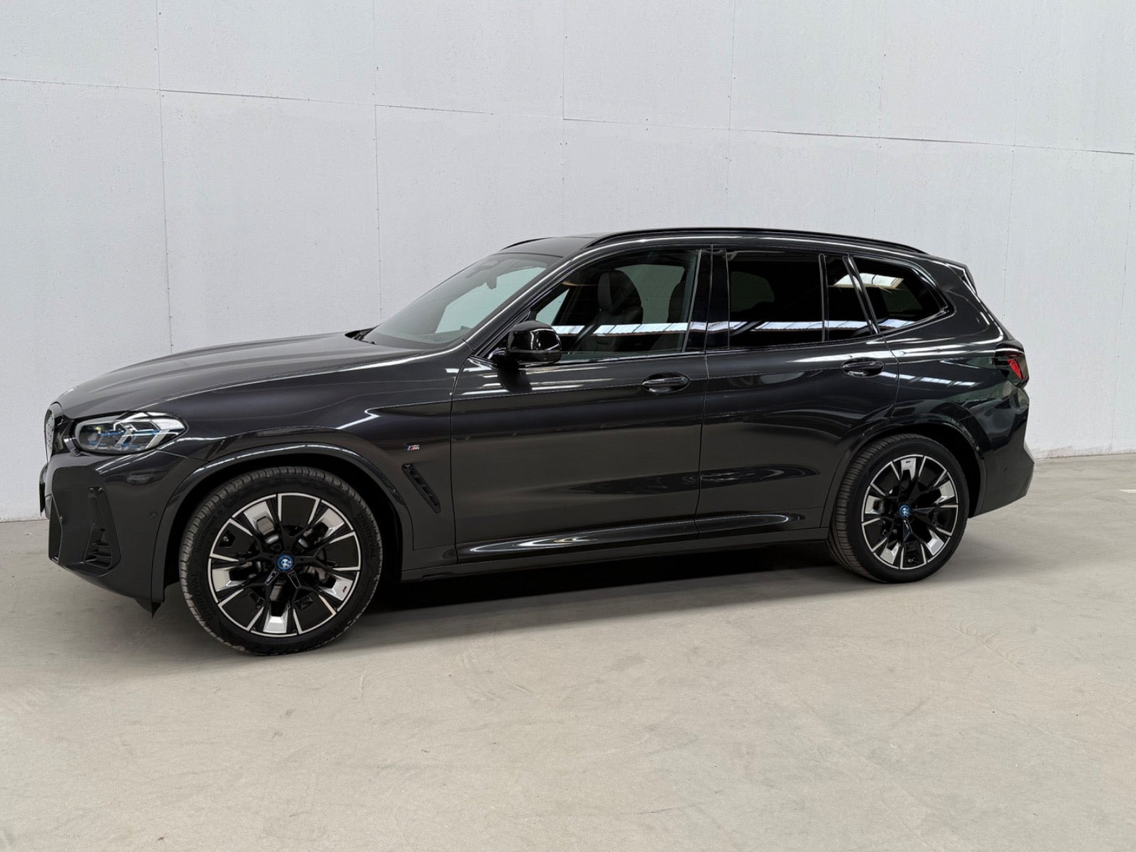 Grå BMW iX3 fra 2022