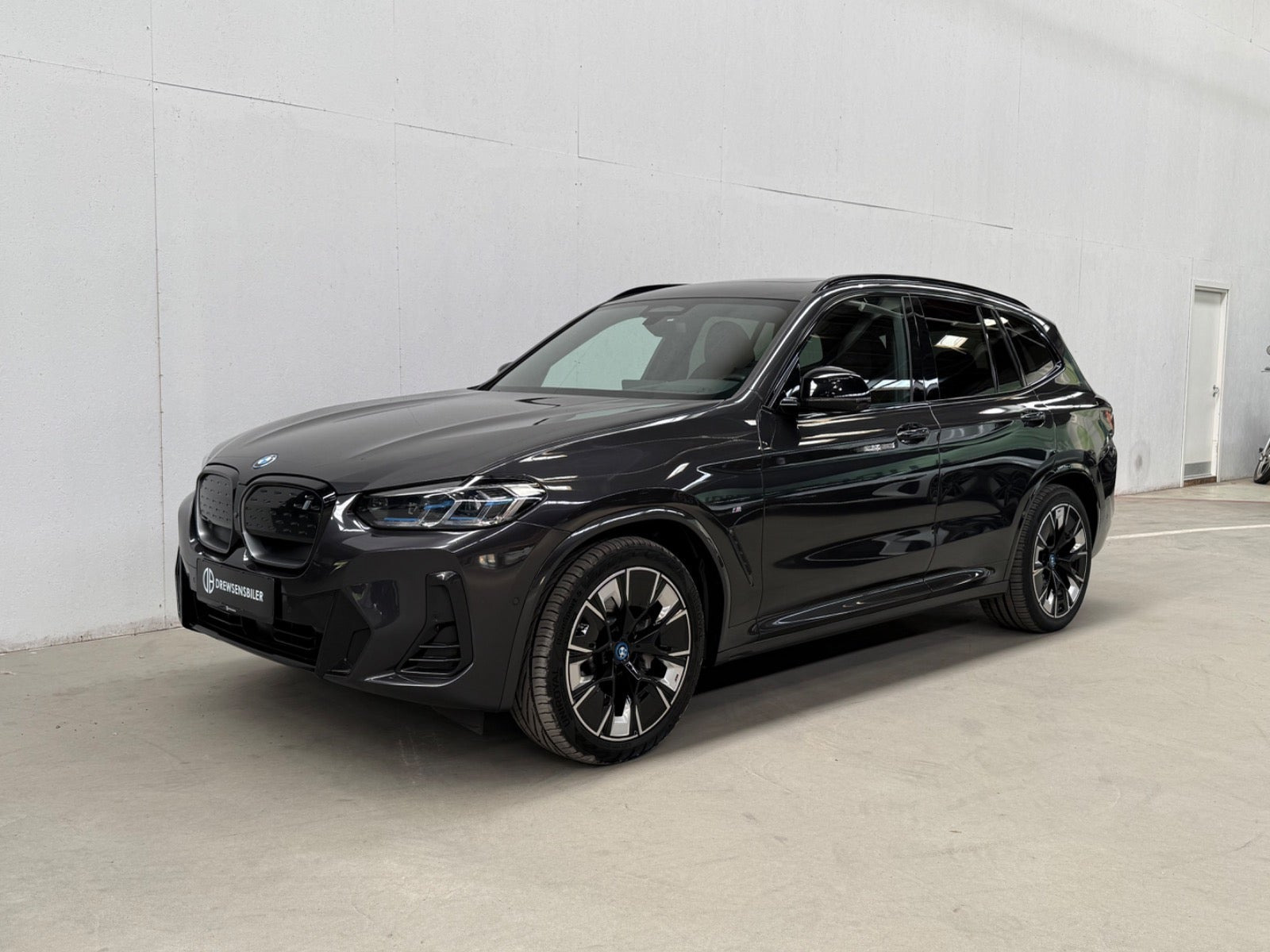 Grå BMW iX3 fra 2022