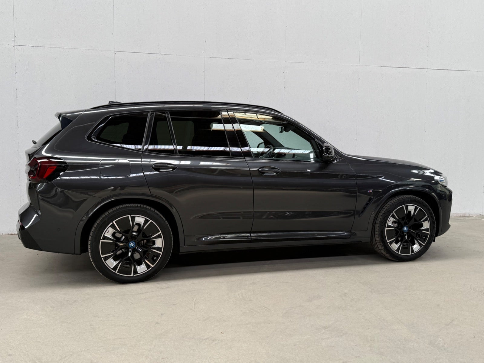 Grå BMW iX3 fra 2022