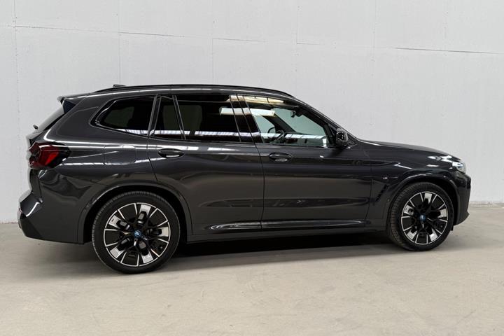 Grå BMW iX3 fra 2022