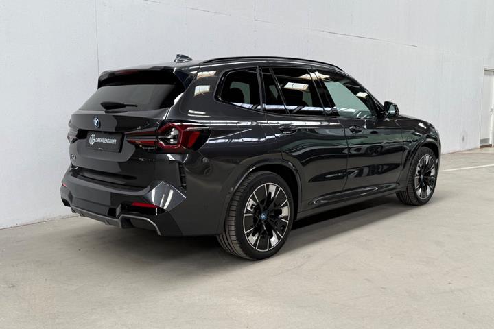 Grå BMW iX3 fra 2022