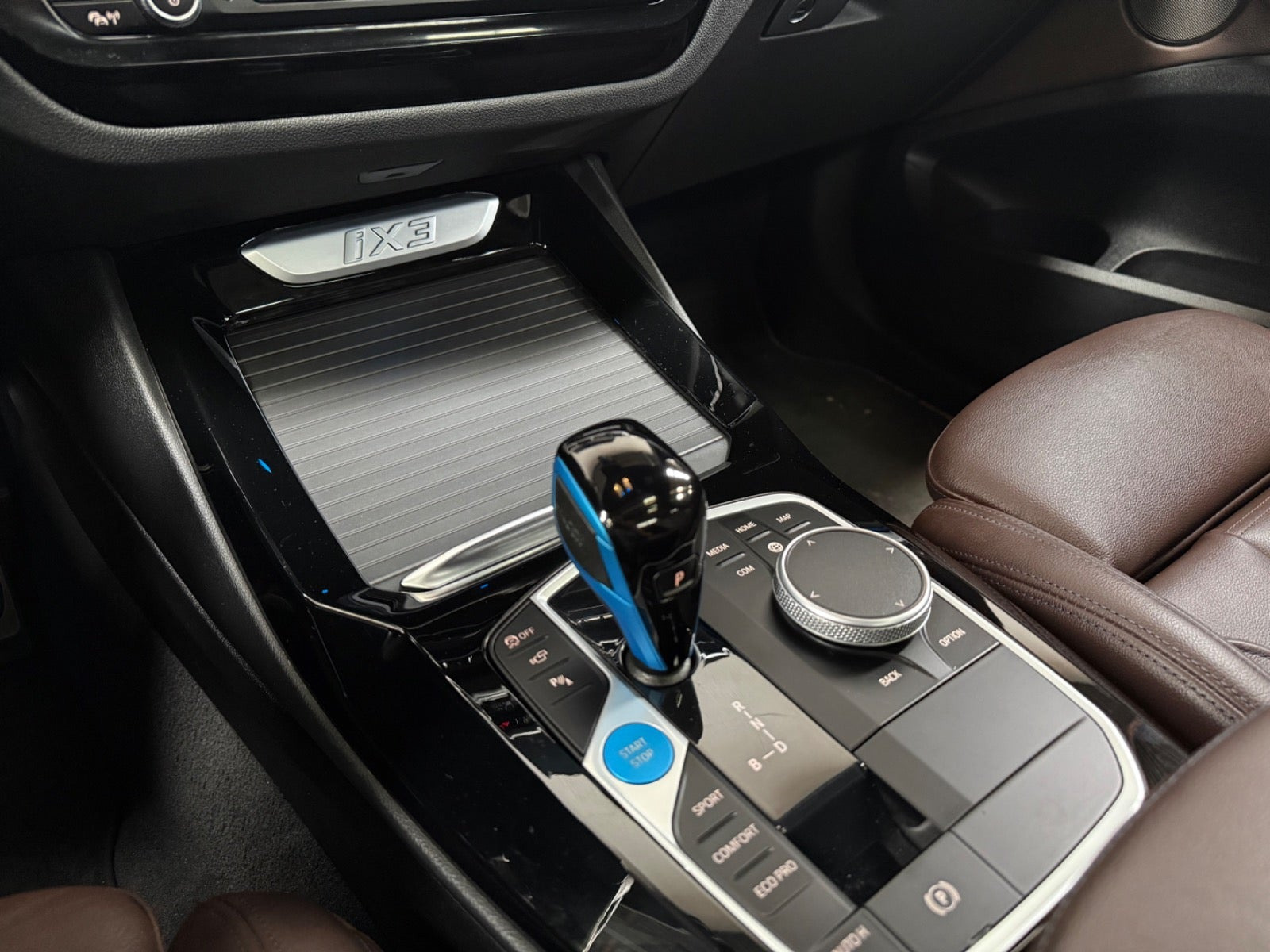 Grå BMW iX3 fra 2022