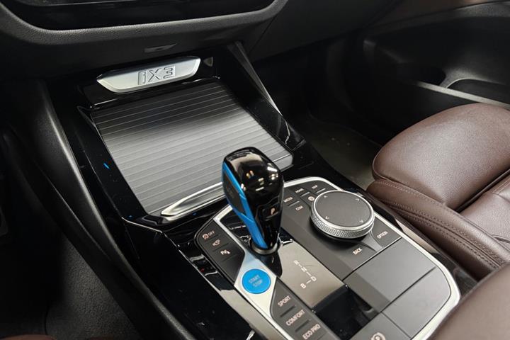 Grå BMW iX3 fra 2022