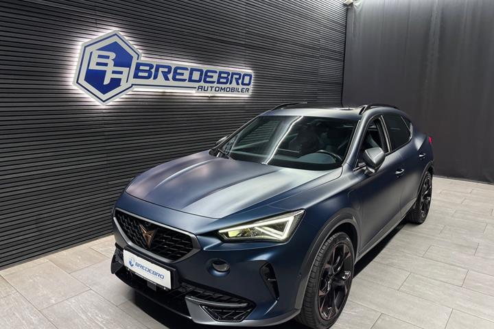 Blå Cupra Formentor fra 2023 set udefra