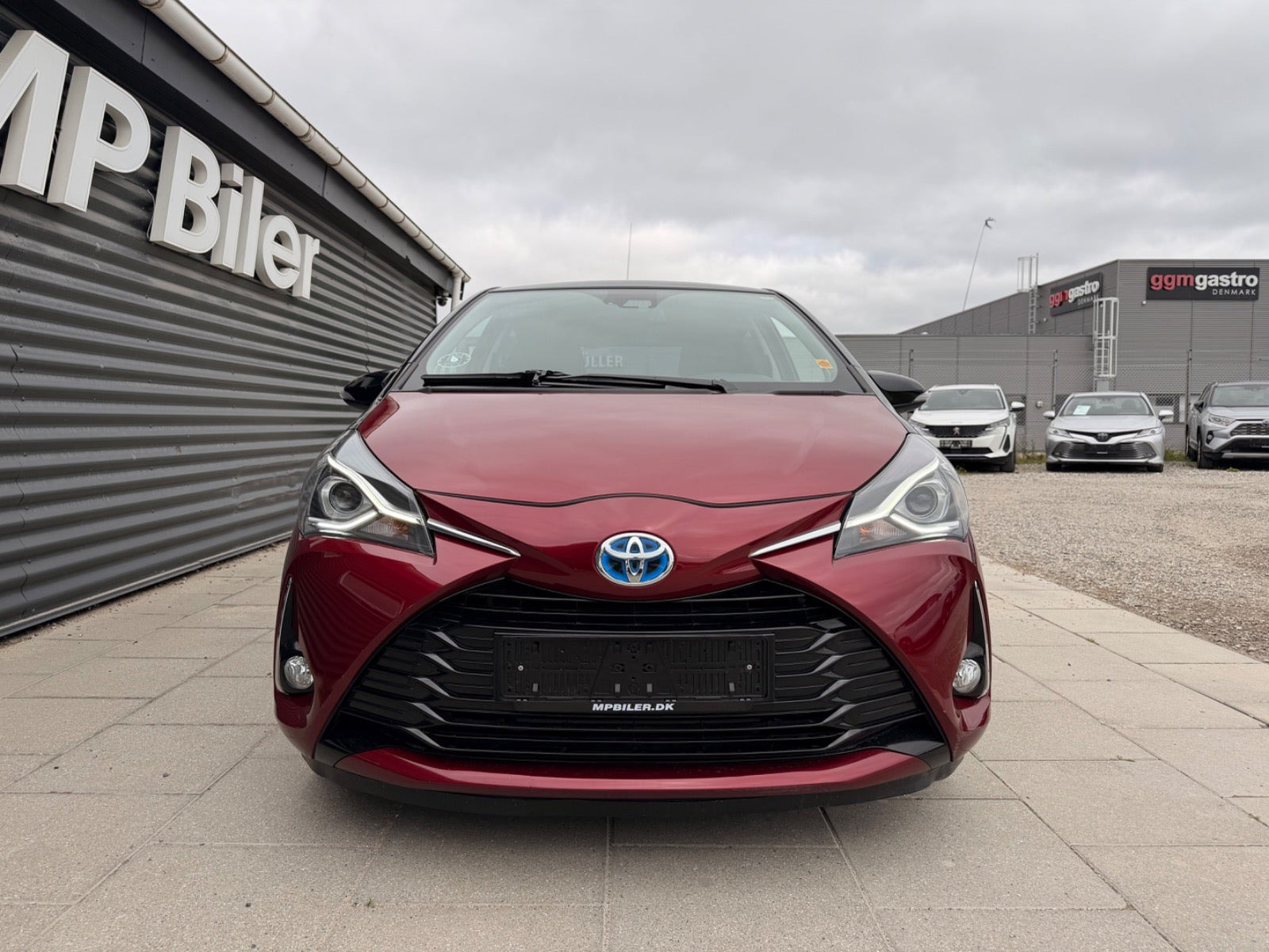 Rød Toyota Yaris fra 2019