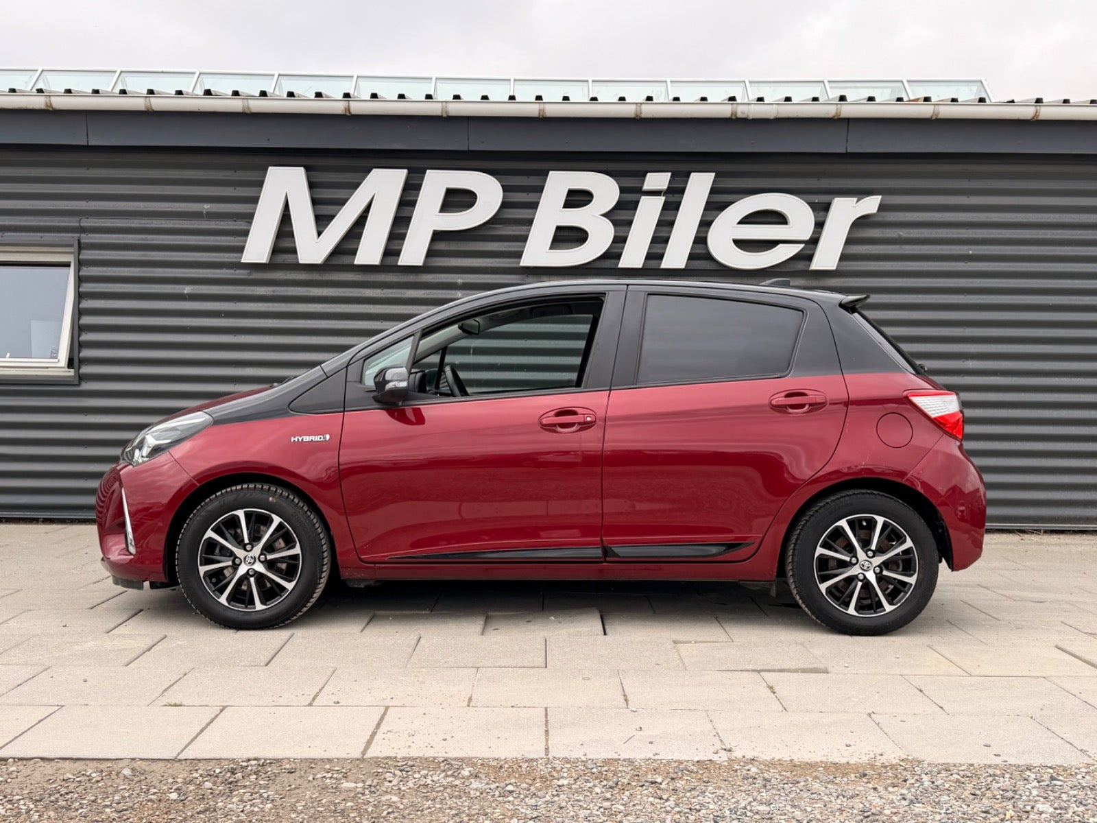 Rød Toyota Yaris fra 2019