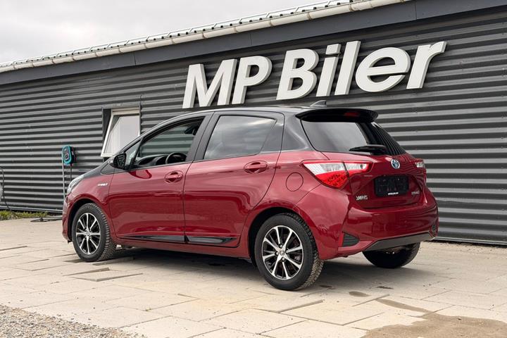 Rød Toyota Yaris fra 2019