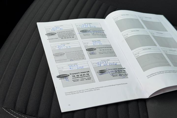 Rød Toyota Yaris fra 2019