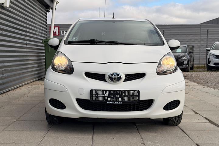 Hvid Toyota Aygo fra 2009