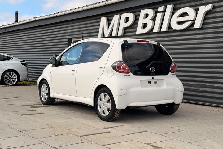 Hvid Toyota Aygo fra 2009