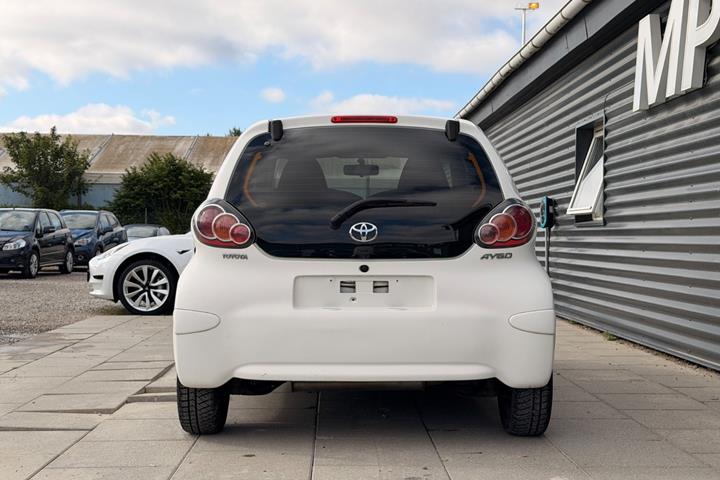 Hvid Toyota Aygo fra 2009