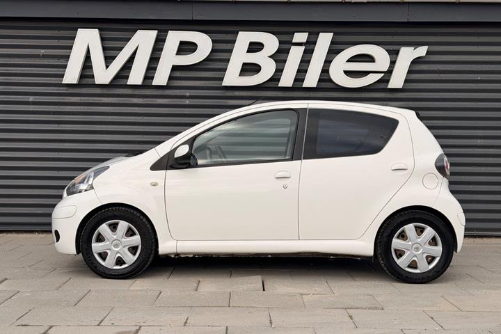 Hvid Toyota Aygo fra 2009