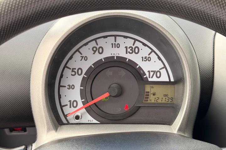 Hvid Toyota Aygo fra 2009