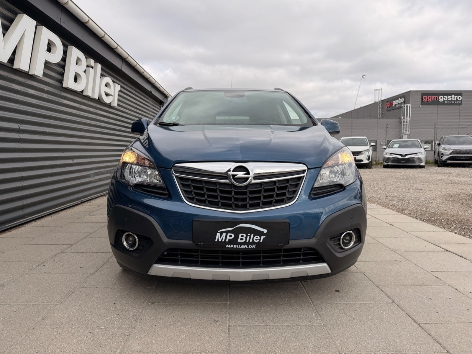 Blå Opel Mokka fra 2016