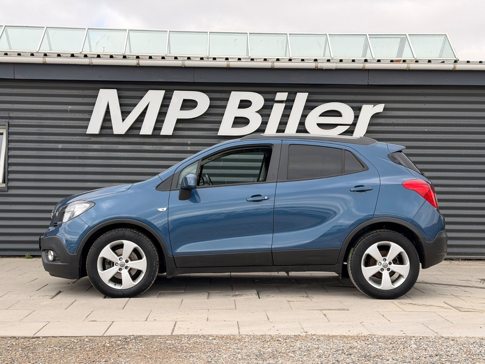 Blå Opel Mokka fra 2016