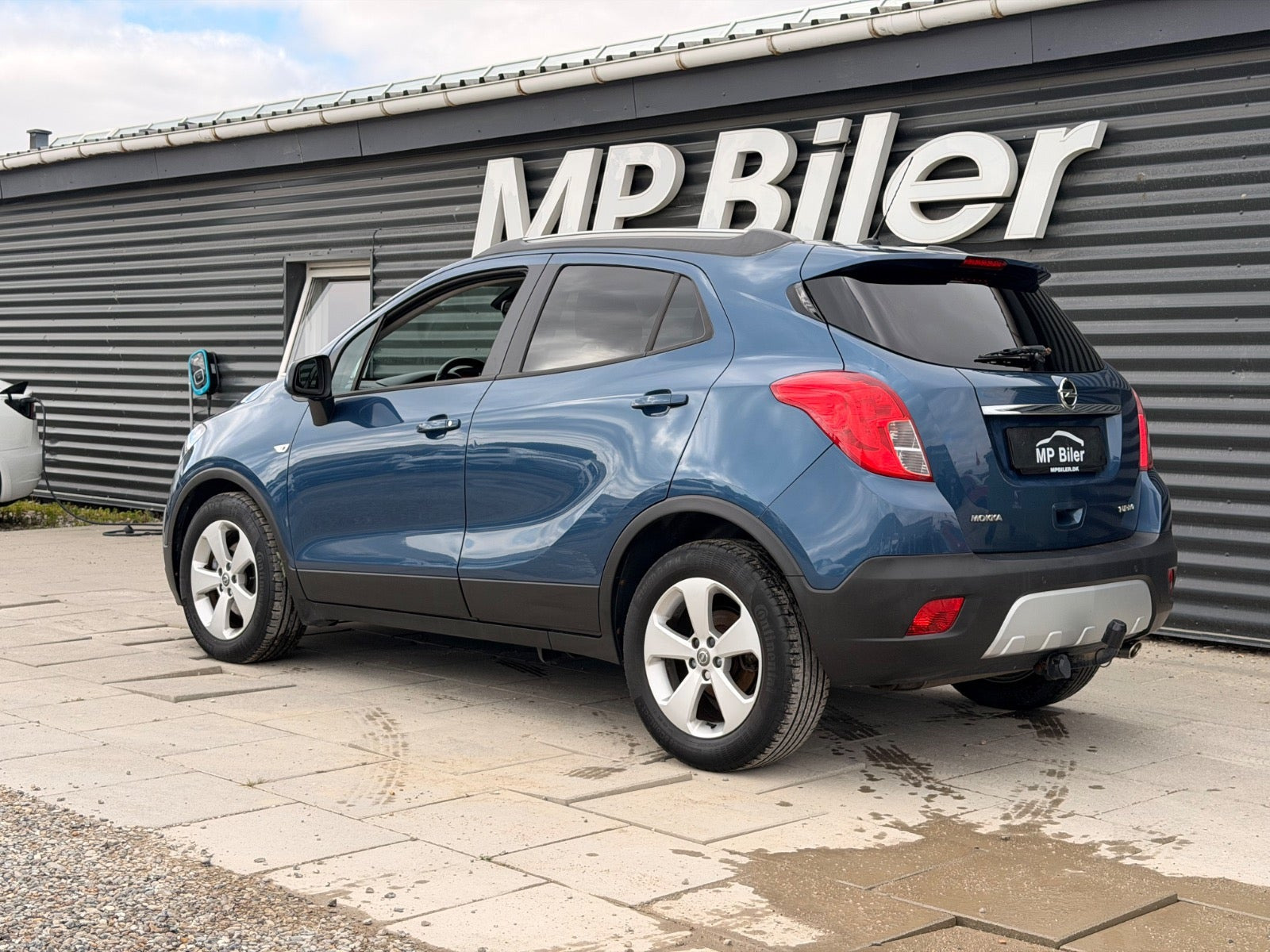 Blå Opel Mokka fra 2016