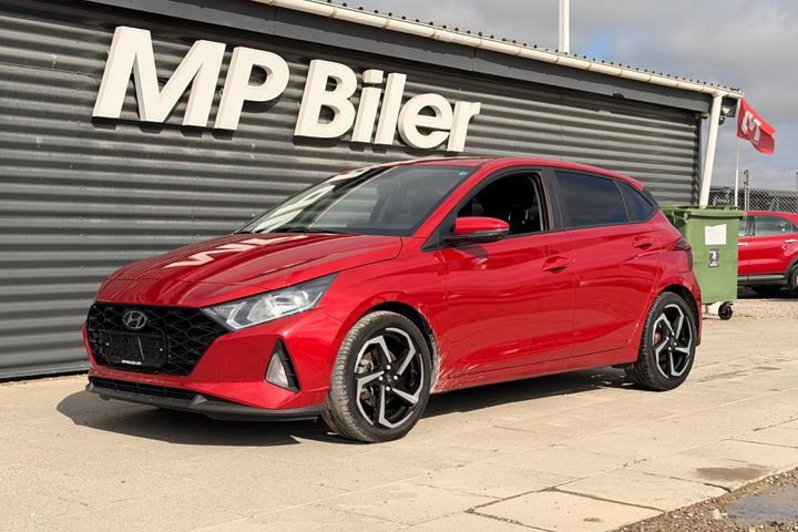 Grå Hyundai i20 fra 2022 set udefra