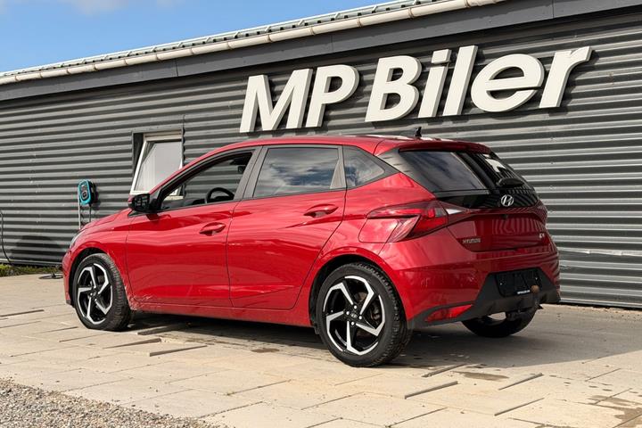 Grå Hyundai i20 fra 2022