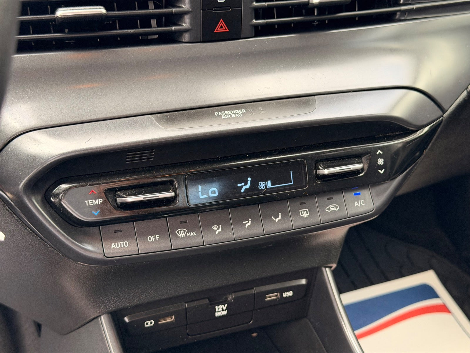 Grå Hyundai i20 fra 2022