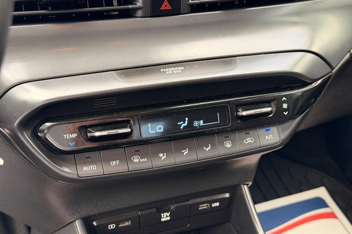 Grå Hyundai i20 fra 2022