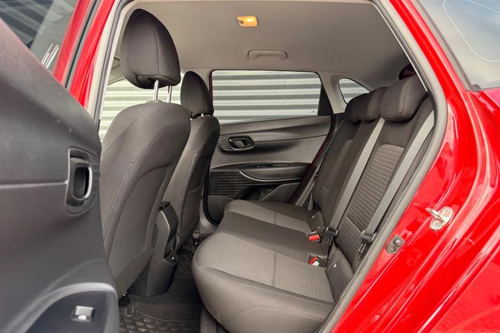 Grå Hyundai i20 fra 2022