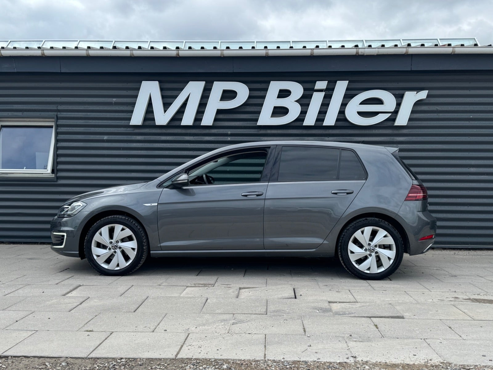 Grå VW e-Golf VII fra 2020